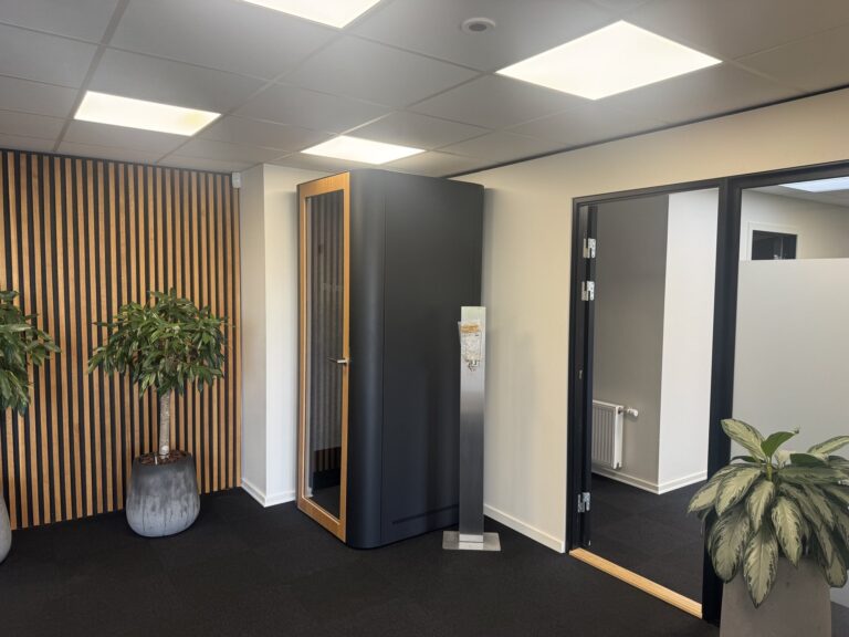 Telefonboks og møderum med glasvægge på Fynsgade 2, Sønderborg